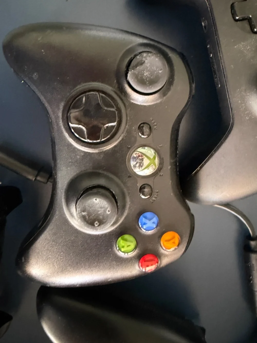 bundle of X-box controllers - Picture 2 of 5